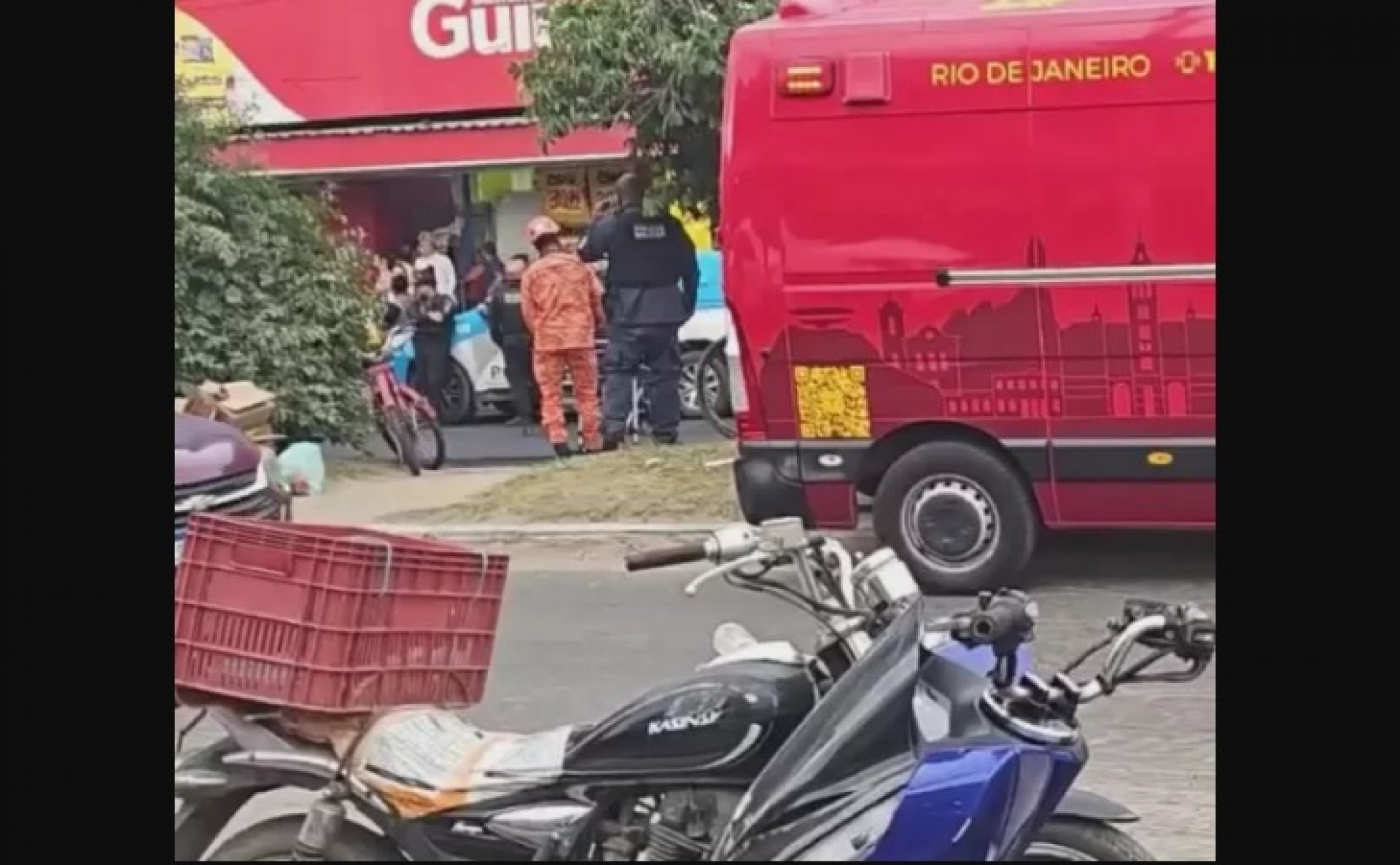 Homem é morto a tiros após ameaçar pessoas em depósito de bebidas em Cabo Frio