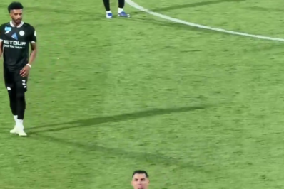 Cristiano Ronaldo faz gesto irônico como resposta a gritos de 'Messi'