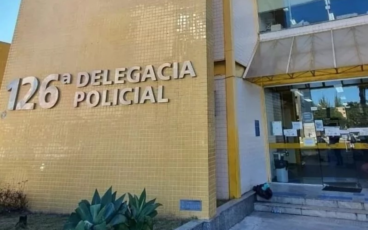 Segundo a PM, ao notar a aproximação da viatura, o suspeito entrou rapidamente em um beco na tentativa de fugir, mas acabou sendo abordado pelos agentes.