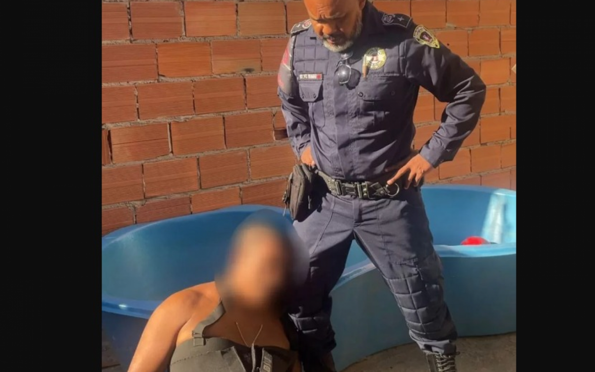 Durante a ação, o suspeito tentou soltar um cão da raça pitbull no quintal e avançou em direção a uma faca, colocando em risco a integridade da criança, da vítima e dos policiais.
