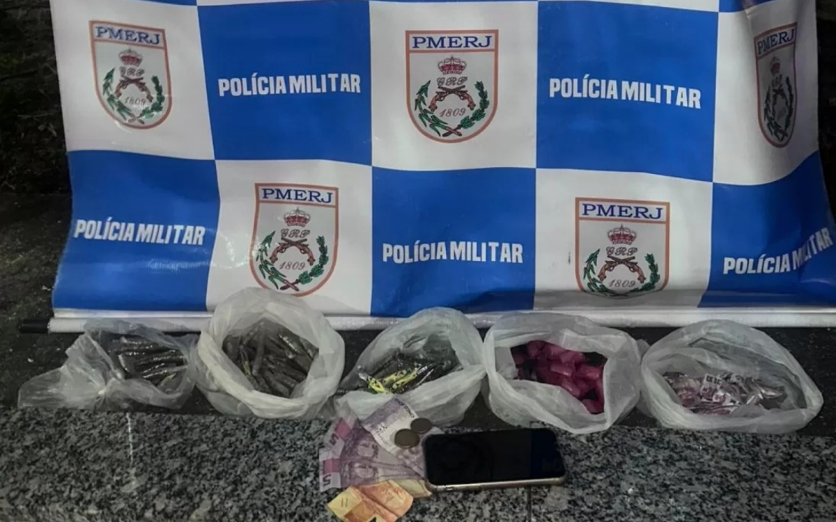 Ainda de acordo com a ocorrência, o acusado correu para o interior de uma casa, mas acabou alcançado e detido pelos agentes.