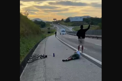 Ciclista fica ferido após colisão com carro na ViaLagos, altura de Iguaba Grande