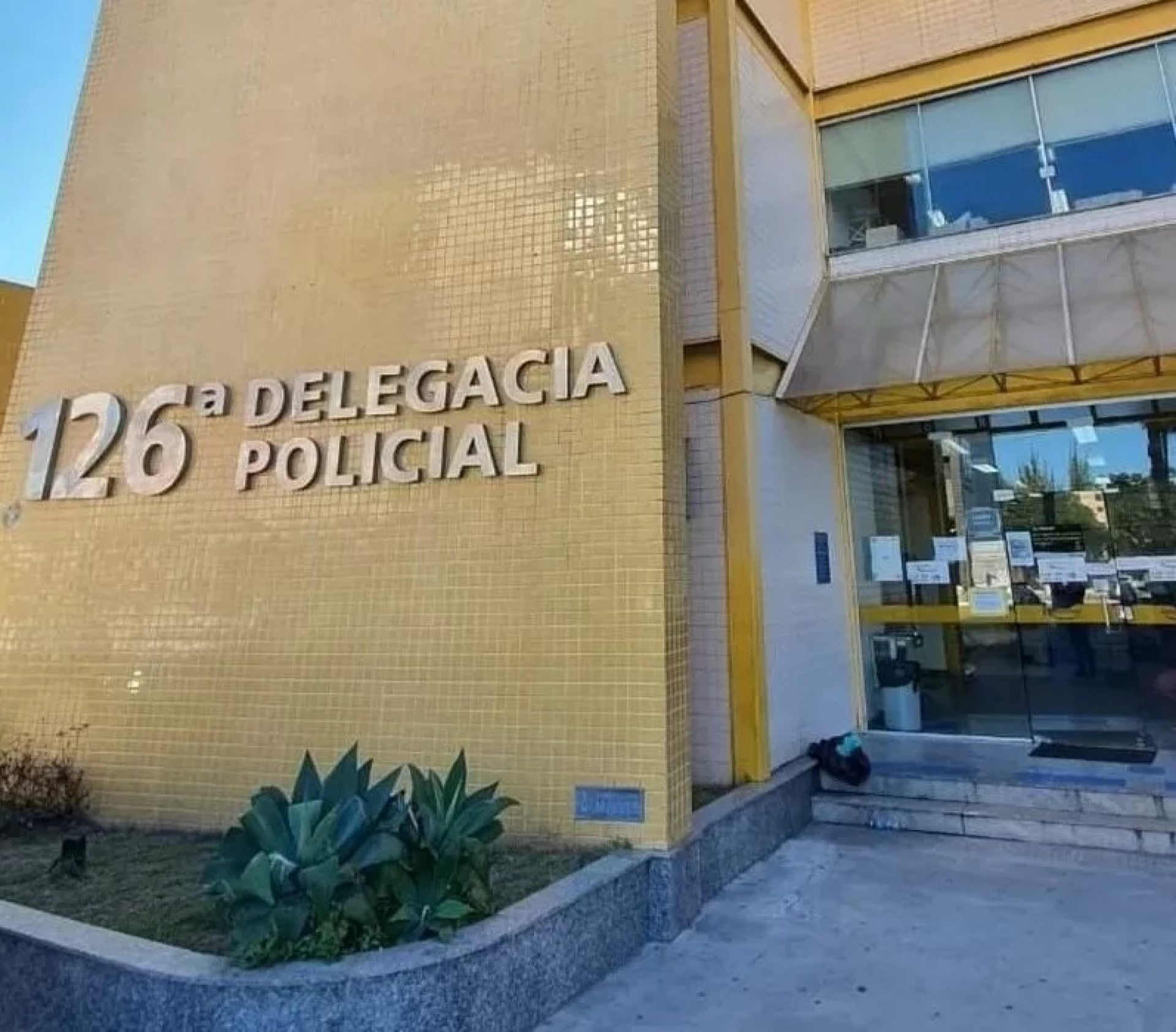 Segundo a PM, ao notar a aproxima&ccedil;&atilde;o da viatura, o suspeito entrou rapidamente em um beco na tentativa de fugir, mas acabou sendo abordado pelos agentes. - Reprodu&ccedil;&atilde;o/