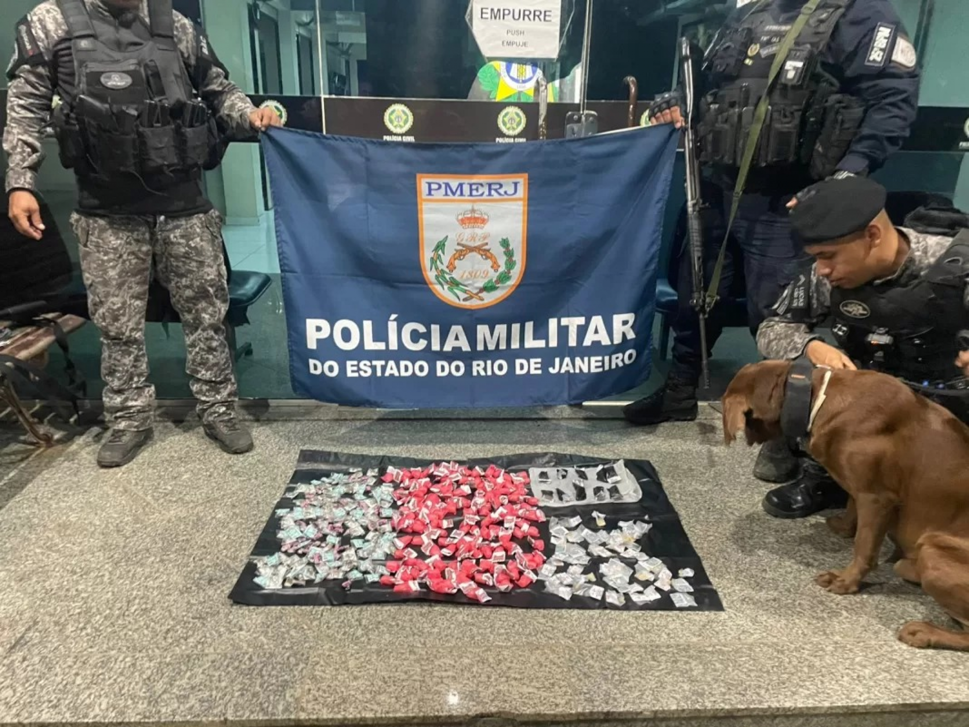 Operação da PM apreende grande quantidade de drogas no ‘Buraco Quente’, em Búzios