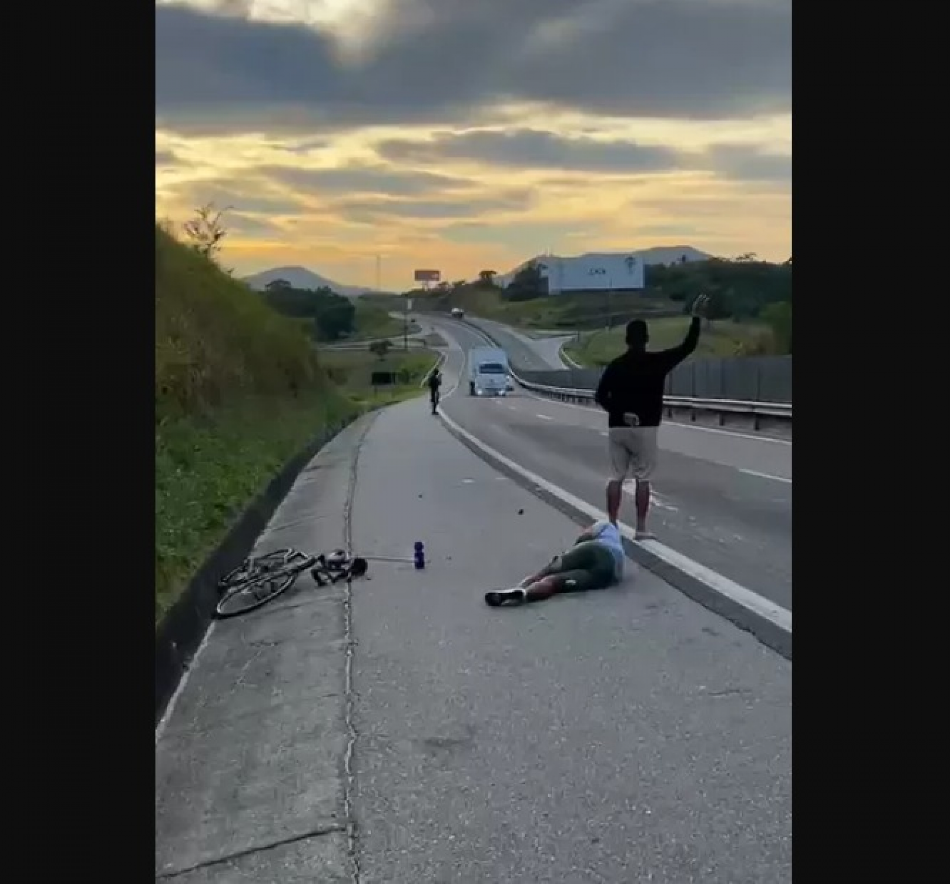 Ciclista fica ferido após colisão com carro na ViaLagos, altura de Iguaba Grande
