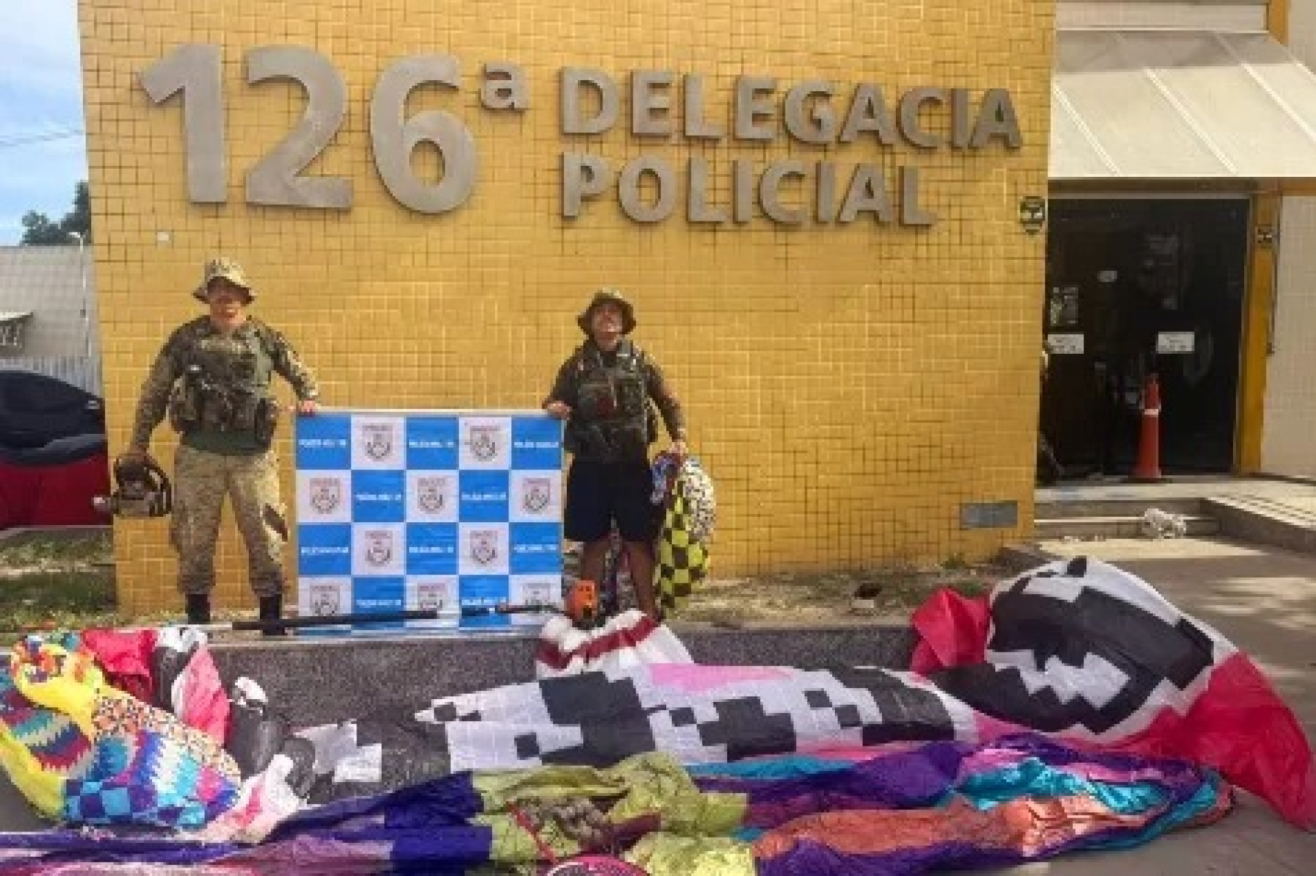 Foram apreendidos um balão de aproximadamente 10 metros, seis balões de cerca de cinco metros. - Reprodução/