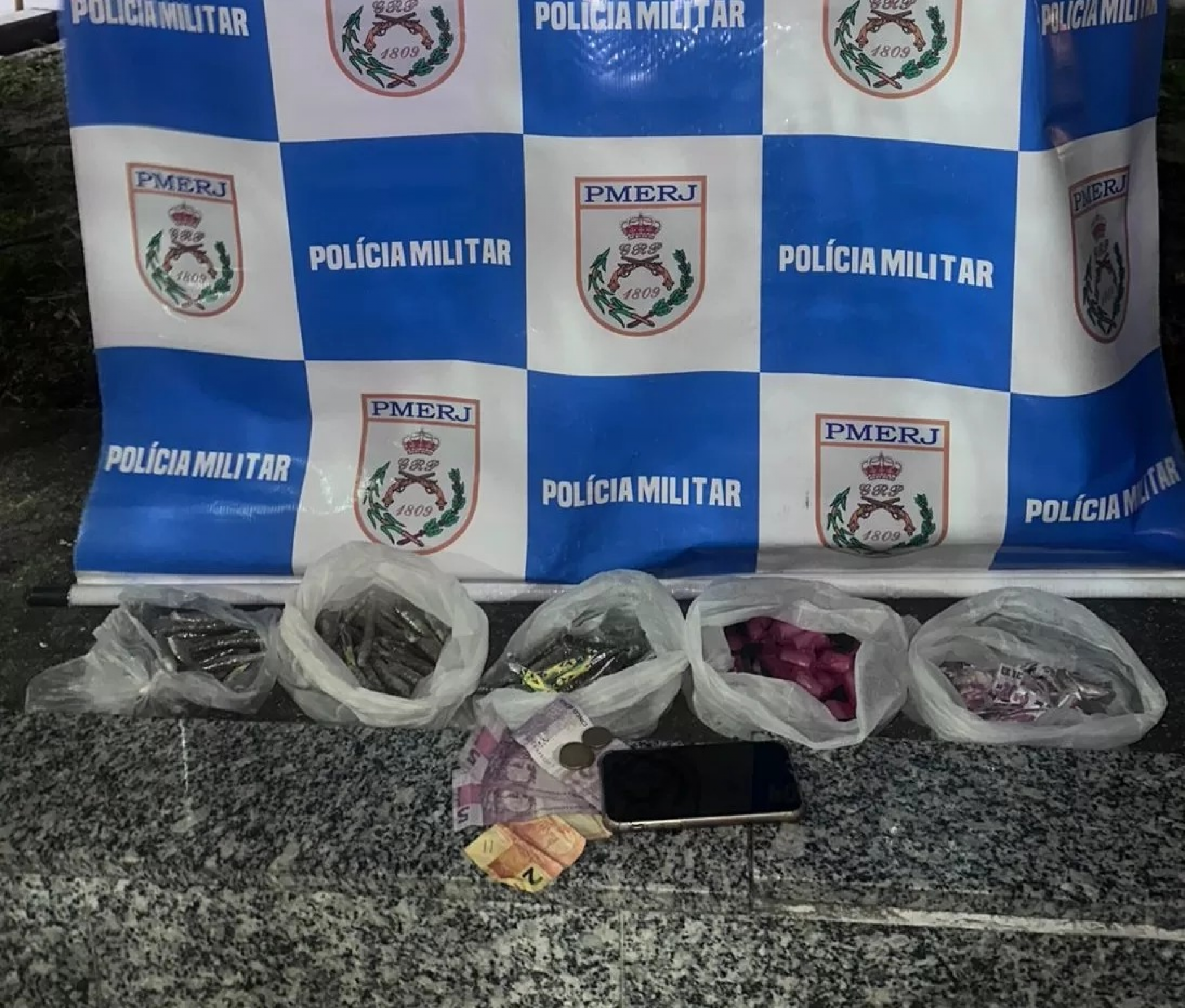 Ainda de acordo com a ocorr&ecirc;ncia, o acusado correu para o interior de uma casa, mas acabou alcan&ccedil;ado e detido pelos agentes. - Reprodu&ccedil;&atilde;o/