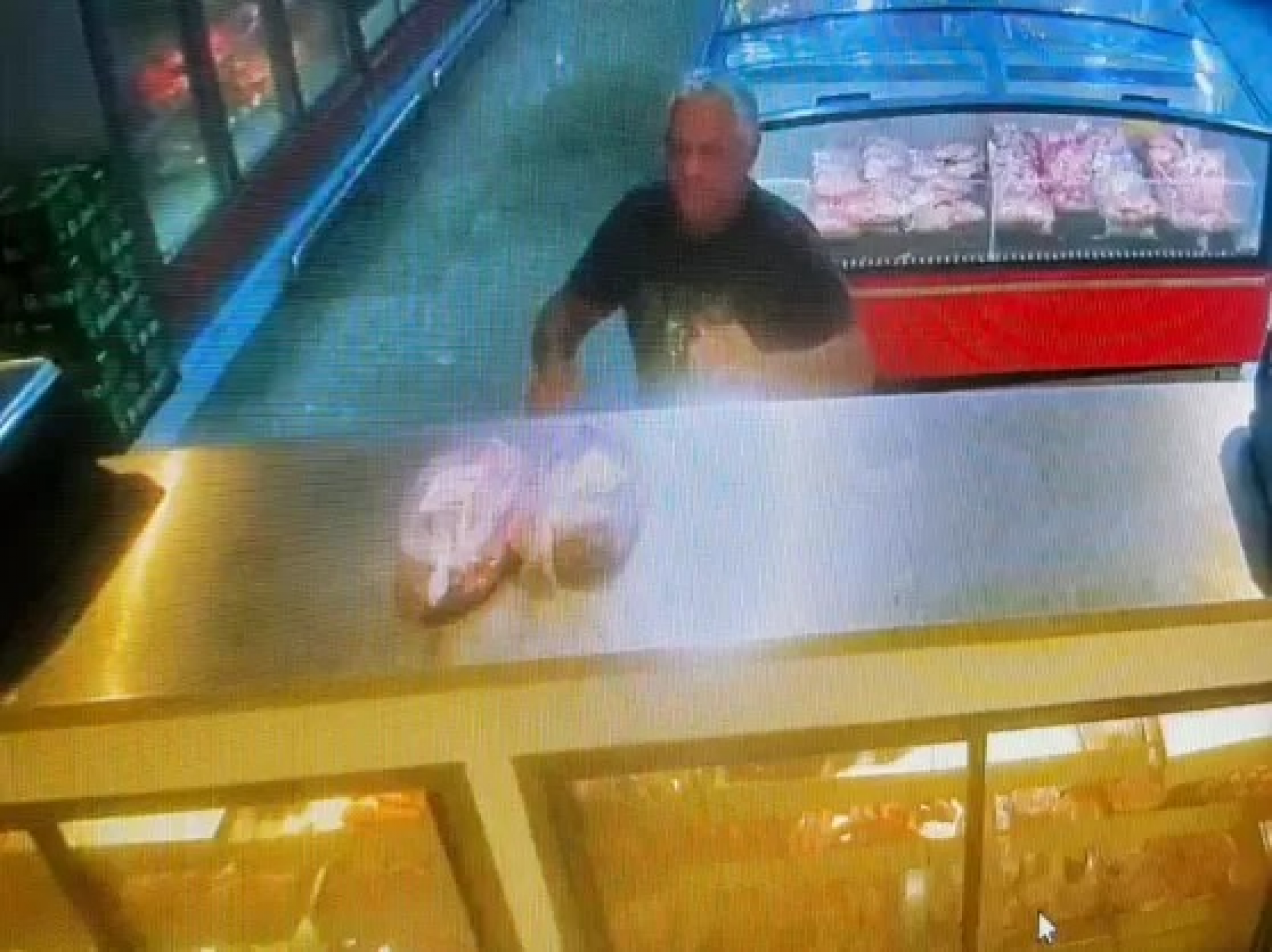 Homem furta duas picanhas em mercado de Cabo Frio e ação é flagrada por câmeras