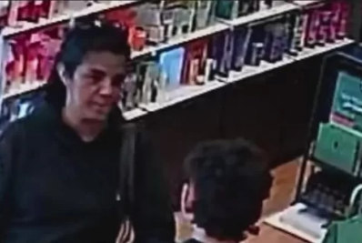Mulher é flagrada por câmeras furtando produtos em loja de Araruama
