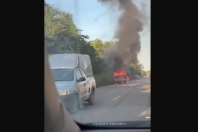 Kombi pega fogo na entrada de Búzios, na RJ-102