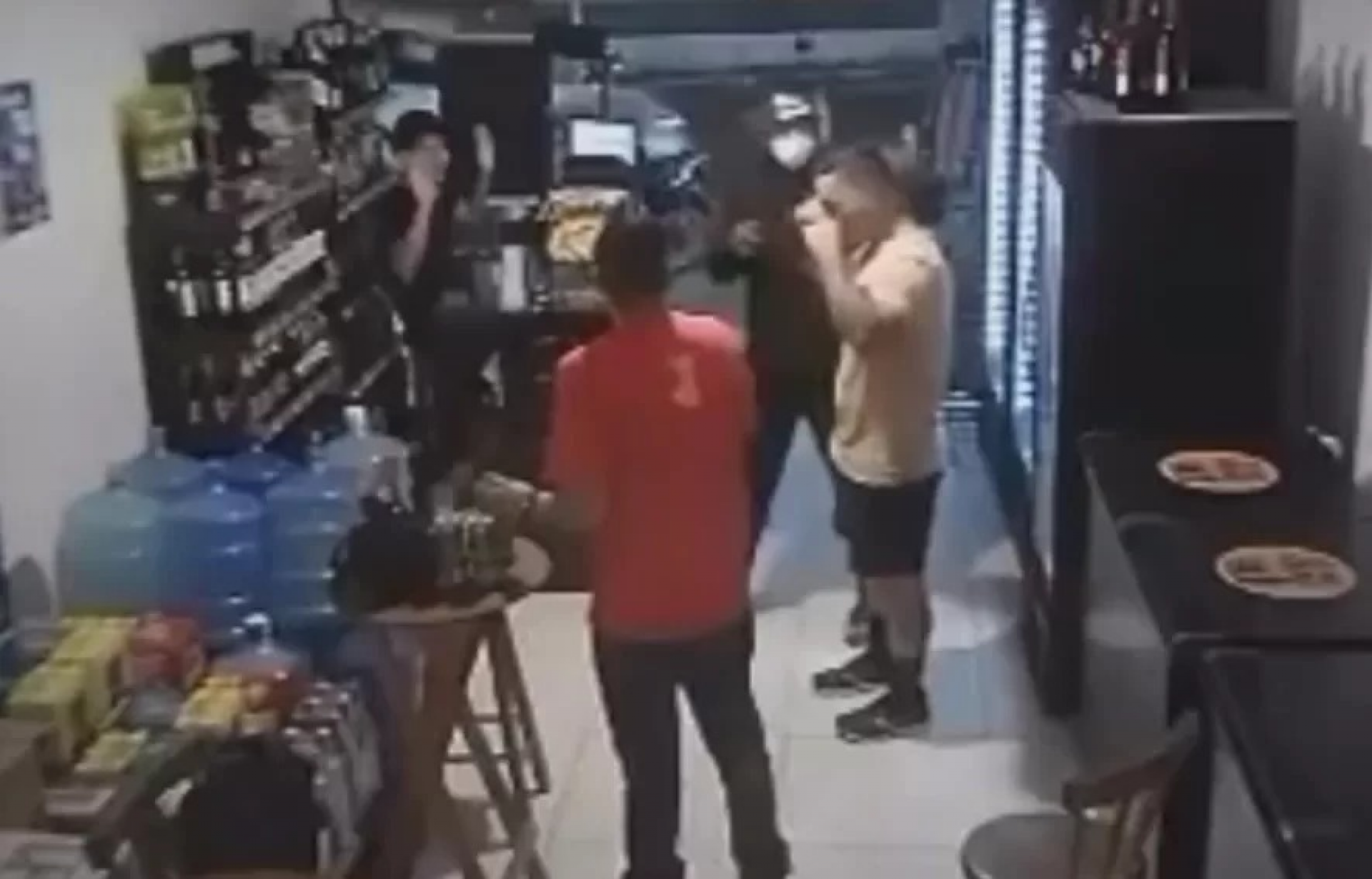 Clientes são assaltados dentro de depósito no Jardim Esperança, em Cabo Frio