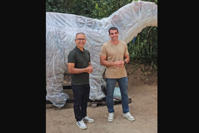 Dia histórico: gigantes chegam a Iguaba para futura Ilha dos Dinossauros