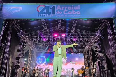 Léo Foguete levanta multidão em aniversário de Arraial do Cabo