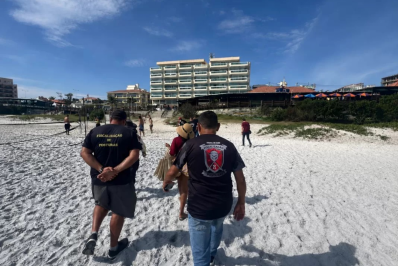 Fiscalização apreende mercadorias de ambulantes irregulares na Praia Grande