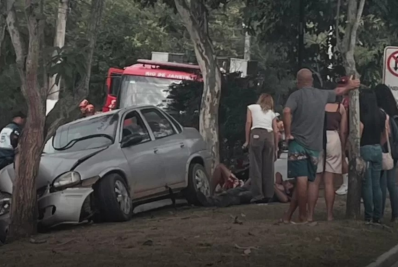 Dois homens ficam feridos após carro bater em árvore no Centro de Búzios