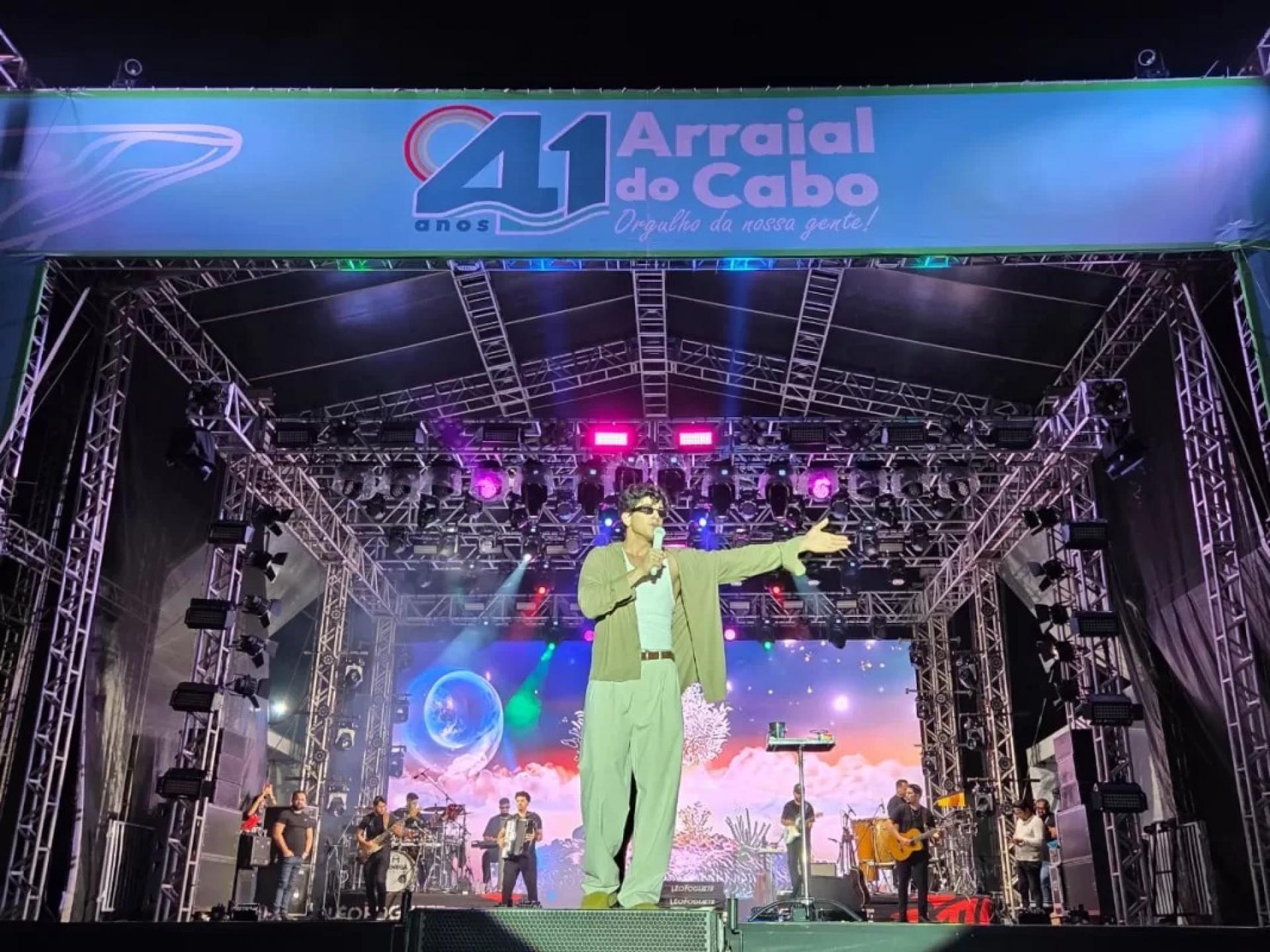 Público lotou área de eventos para acompanhar apresentação do cantor em Arraial. - Reprodução/