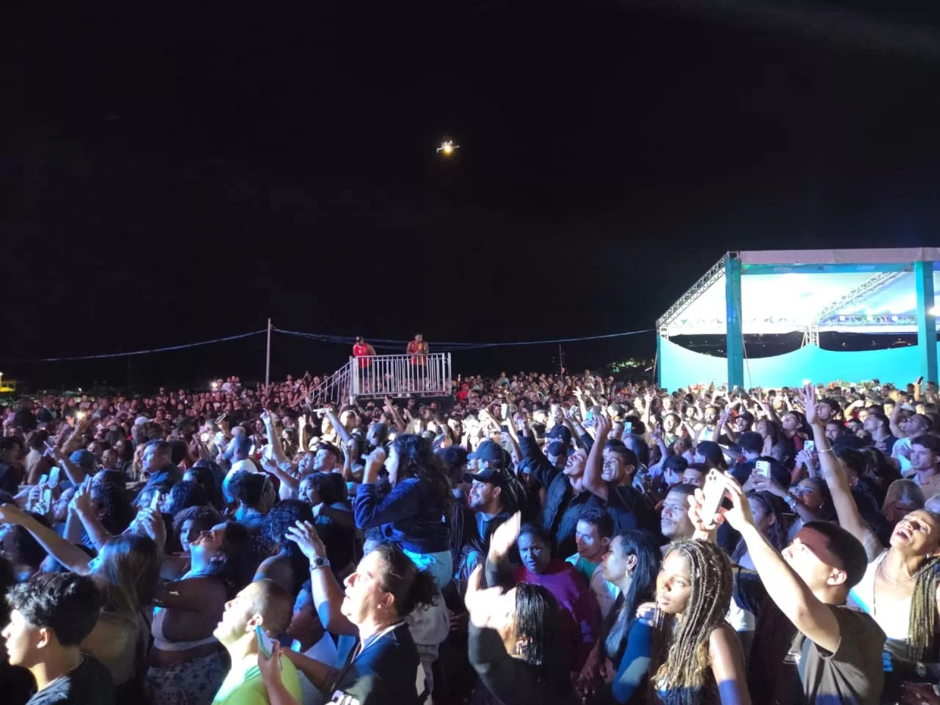 Público acompanhou o show com celulares levantados durante a apresentação. - Reprodução/