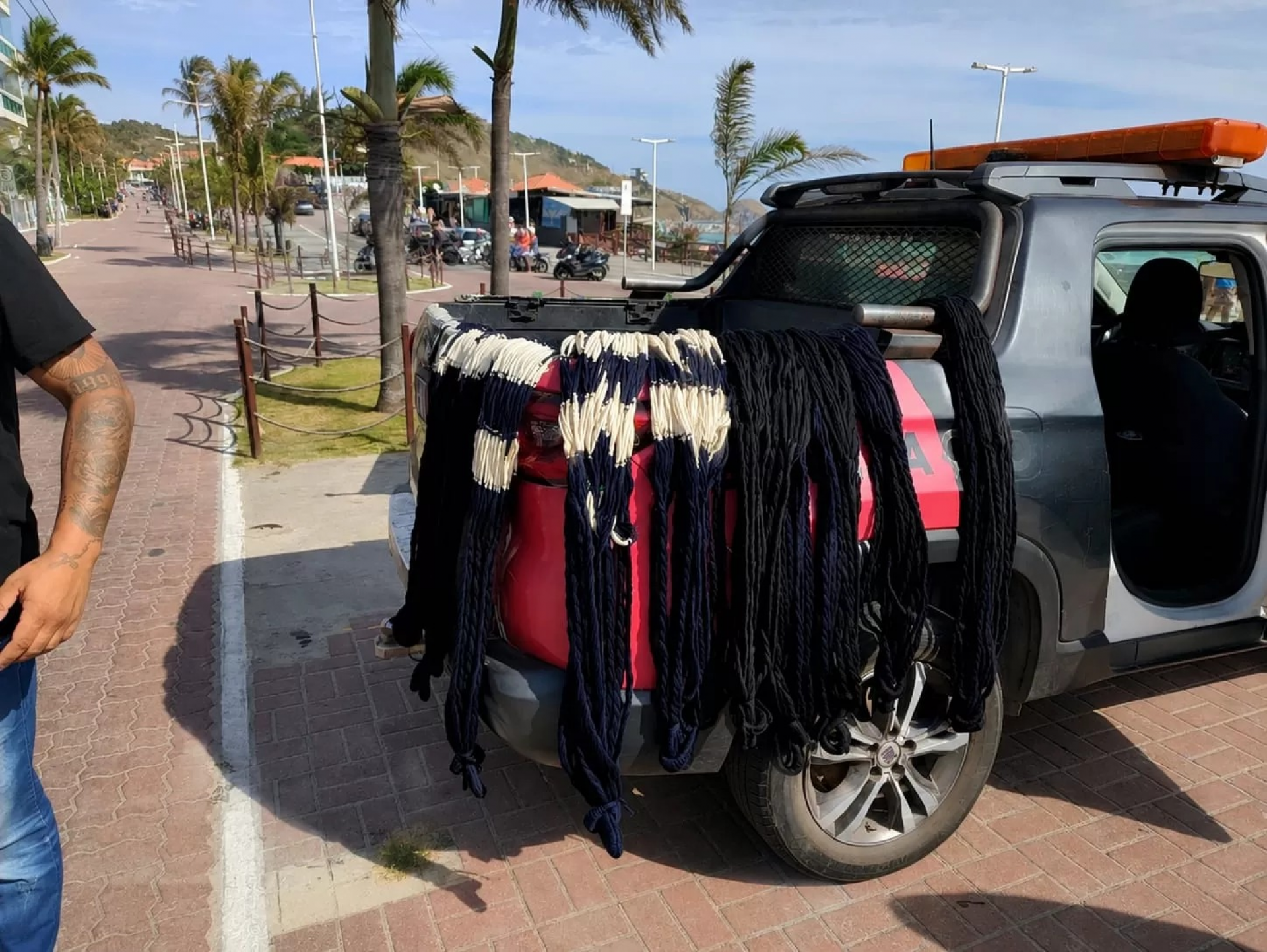 No local, fiscais encontraram vendedores atuando sem a devida autorização municipal, comercializando produtos como bolsas e redes em área pública. - Reprodução/