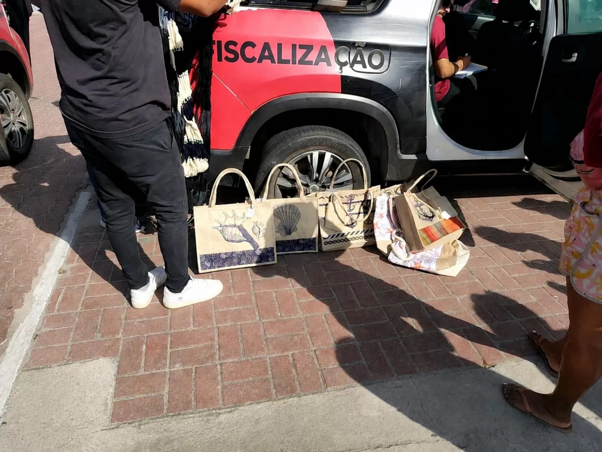 No local, fiscais encontraram vendedores atuando sem a devida autorização municipal, comercializando produtos como bolsas e redes em área pública. - Reprodução/