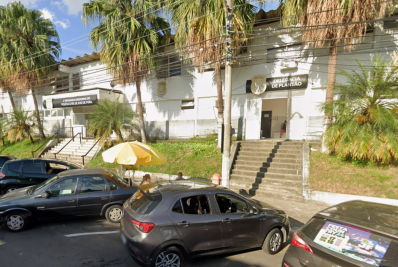 Homem é preso após espancar enteada de 3 anos por fazer xixi na cama em MG