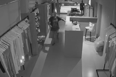 Homem arromba loja e furta notebook e celulares no Centro de São Pedro da Aldeia