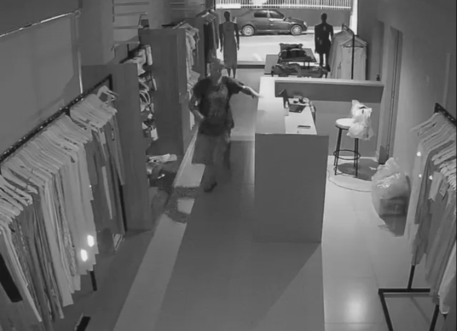 Homem arromba loja e furta notebook e celulares no Centro de São Pedro da Aldeia