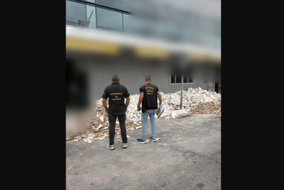 Fiscalização autua comércio por descarte irregular de entulho em calçada 