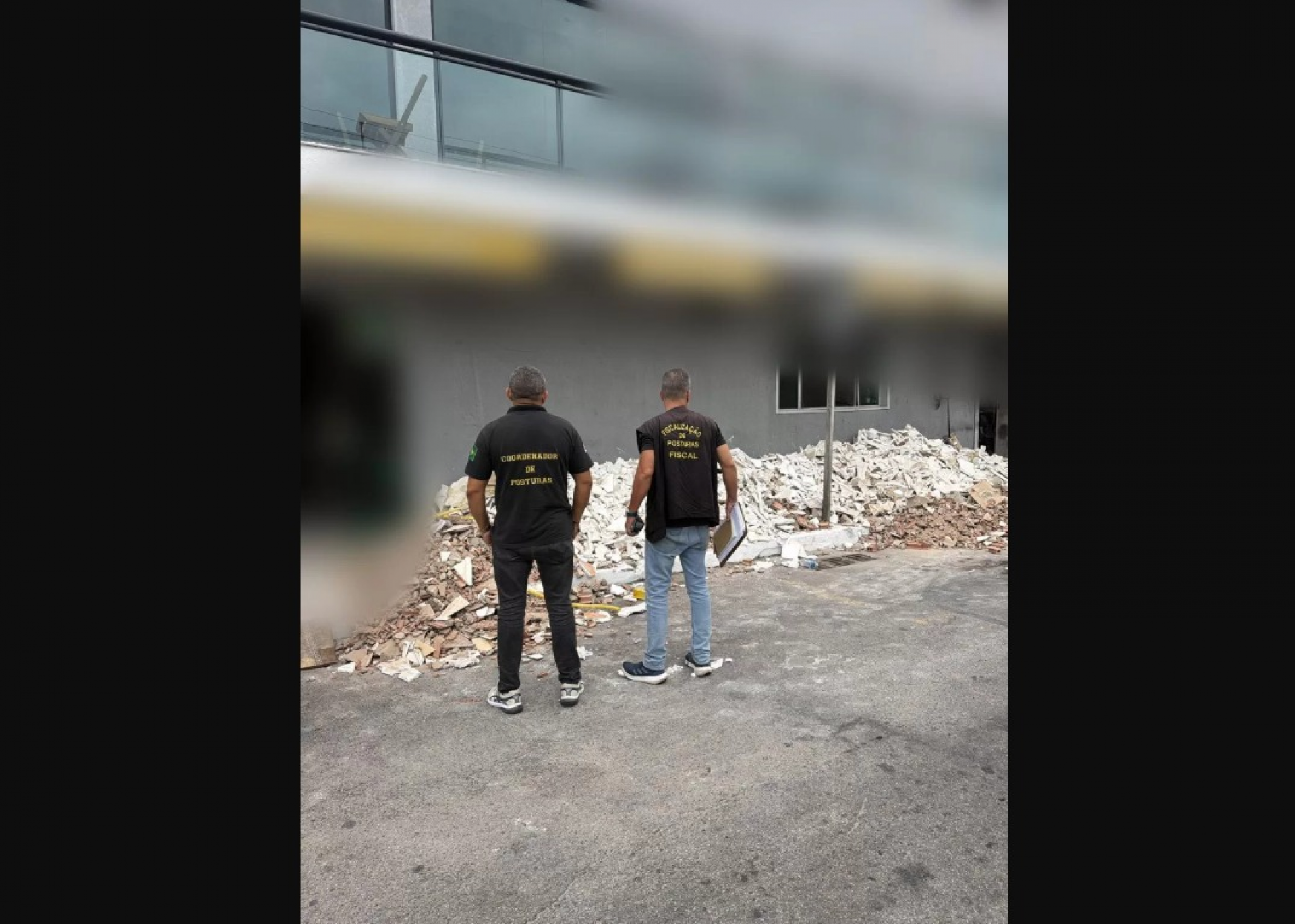 Comércio foi autuado após depósito de resíduos em calçada de via pública. - Reprodução/