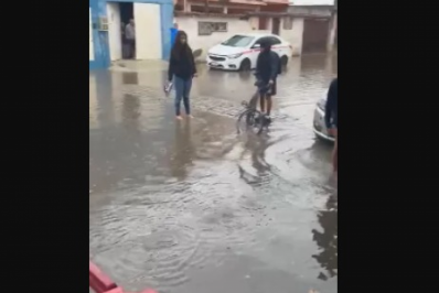Chuva forte provoca alagamentos em escolas e ruas de Cabo Frio