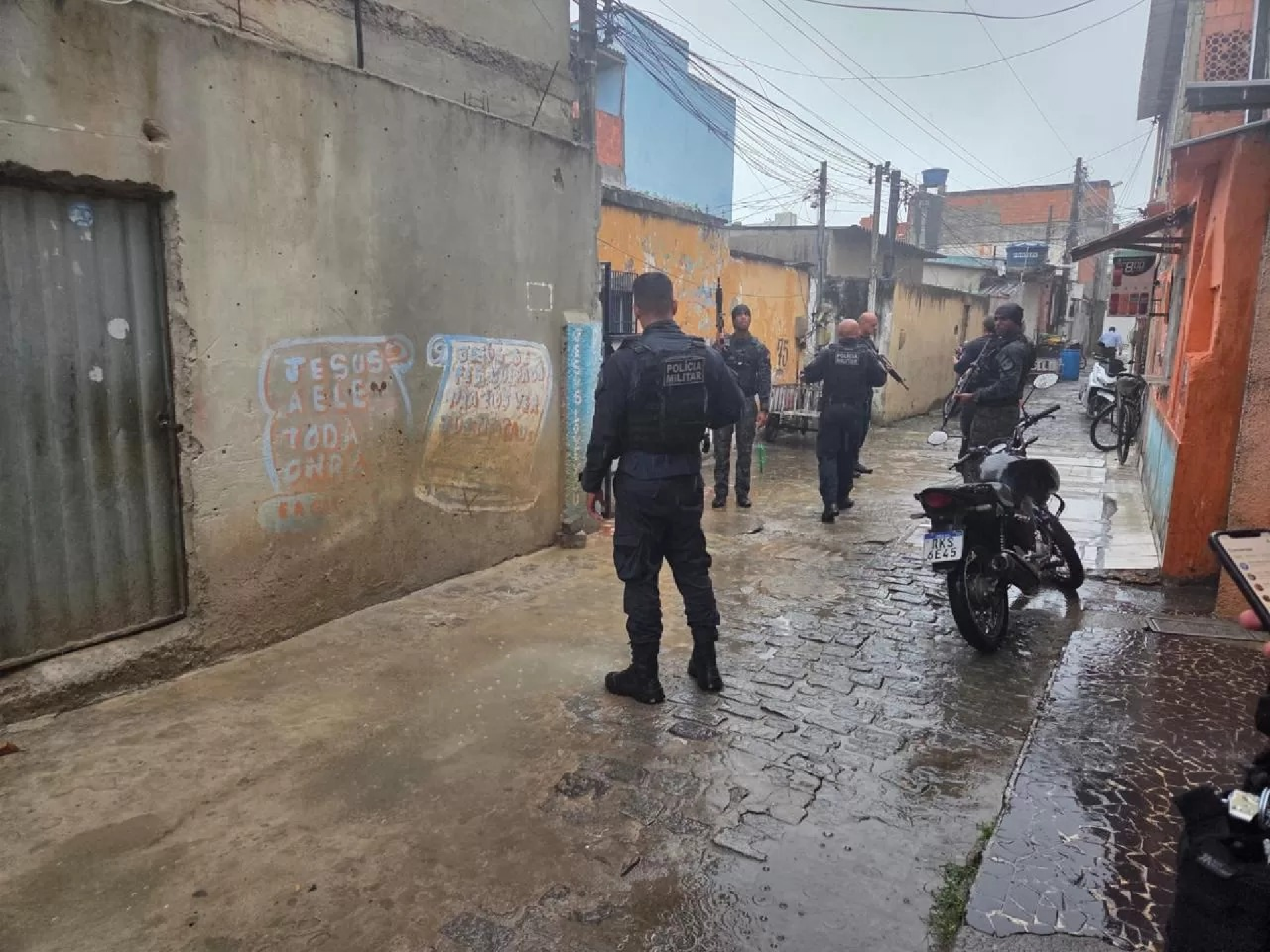 Movimentação de viaturas marcou operação realizada. - Reprodução/