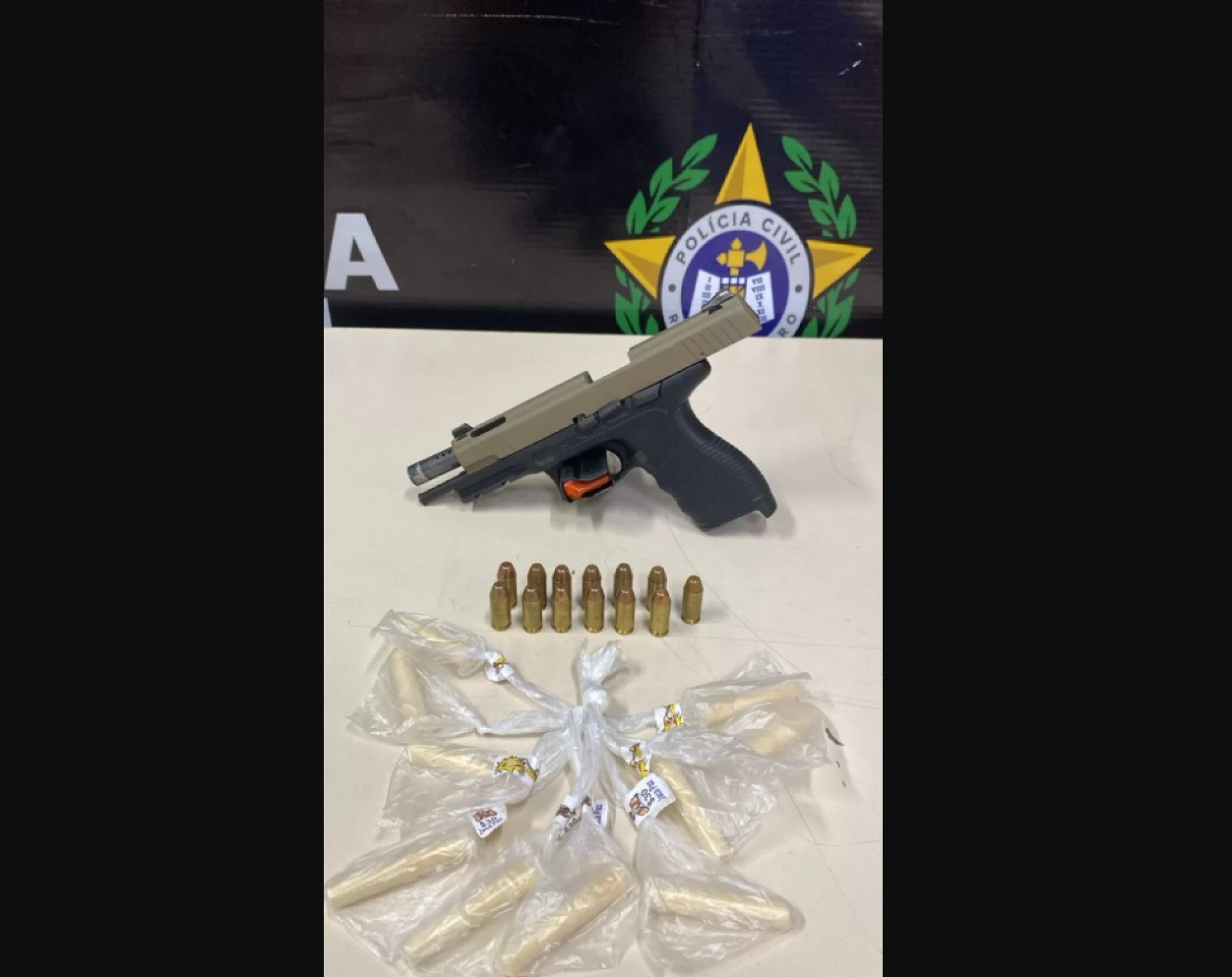 Polícia Civil recupera moto roubada, apreende pistola e drogas