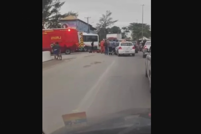 Colisão entre moto e carro deixa duas pessoas feridas em Iguaba Grande
