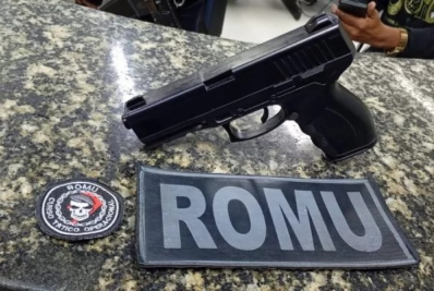 Homem é detido após ameaçar pessoas com arma falsa na Praia do Forte