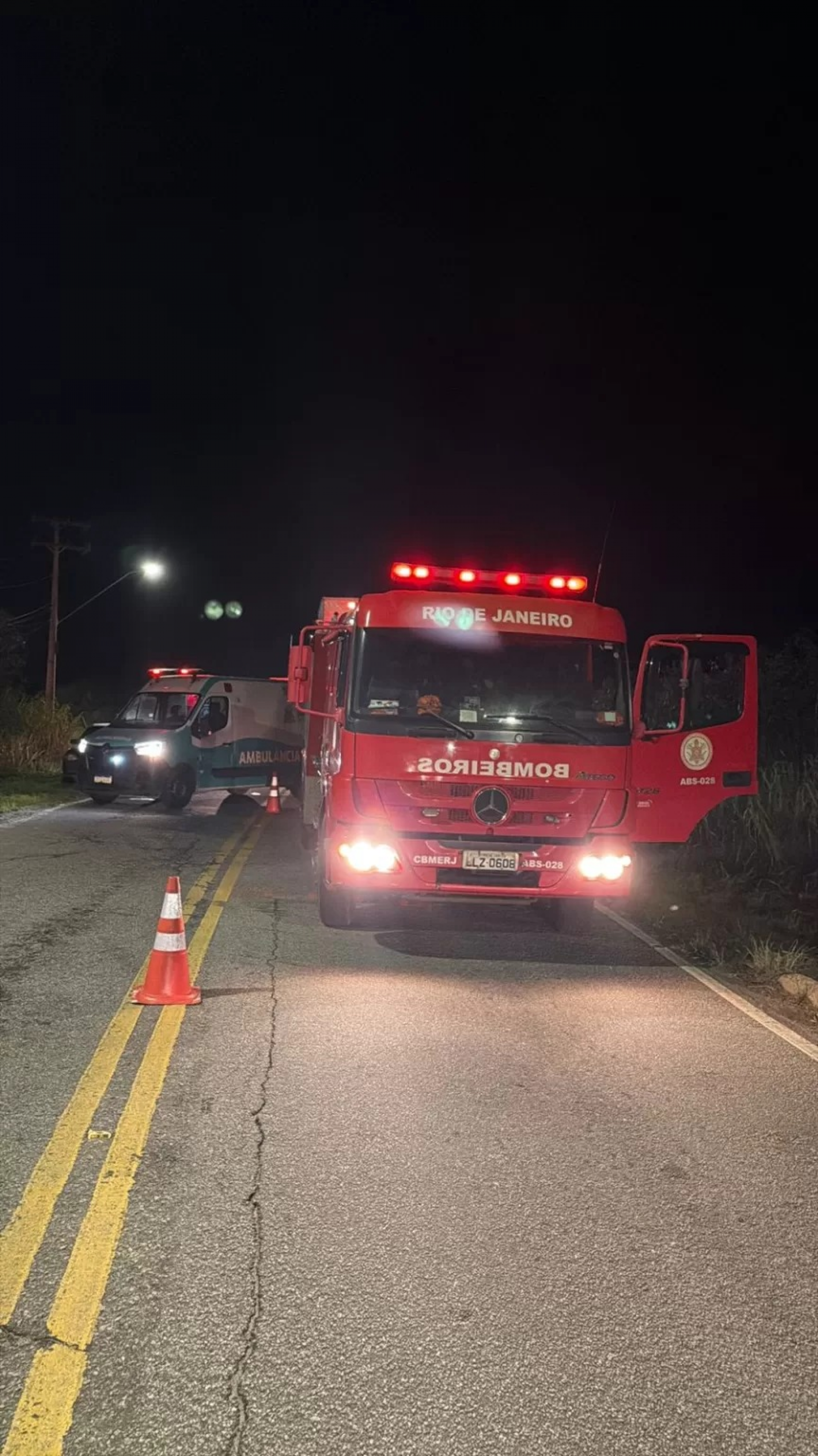 Grave acidente entre carro e moto deixa dois feridos na RJ-102