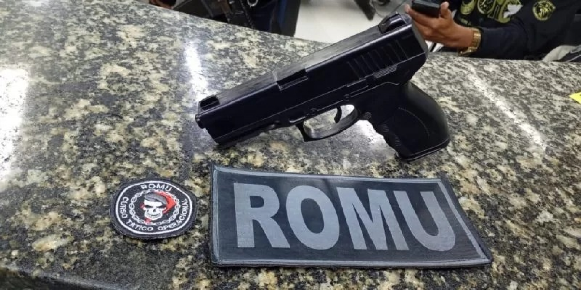Homem é detido após ameaçar pessoas com arma falsa na Praia do Forte