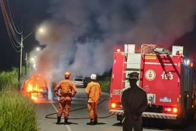 Carro pega fogo na RJ-102 e mobiliza bombeiros durante a madrugada