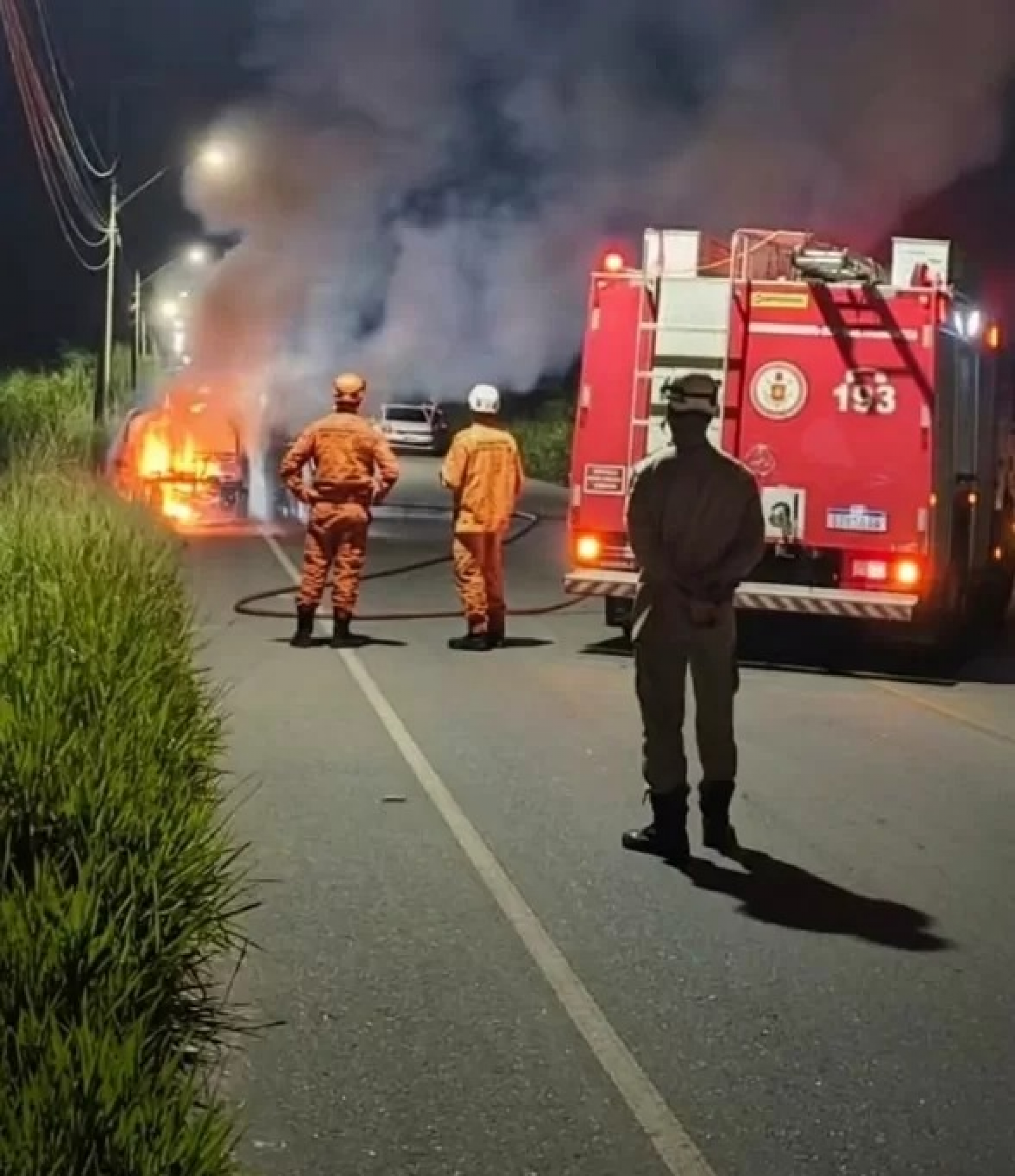 Carro pega fogo na RJ-102 e mobiliza bombeiros durante a madrugada