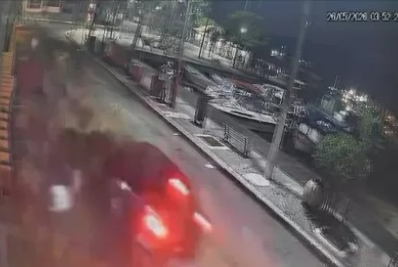Carro invade restaurante no Boulevard Canal e causa danos à estrutura