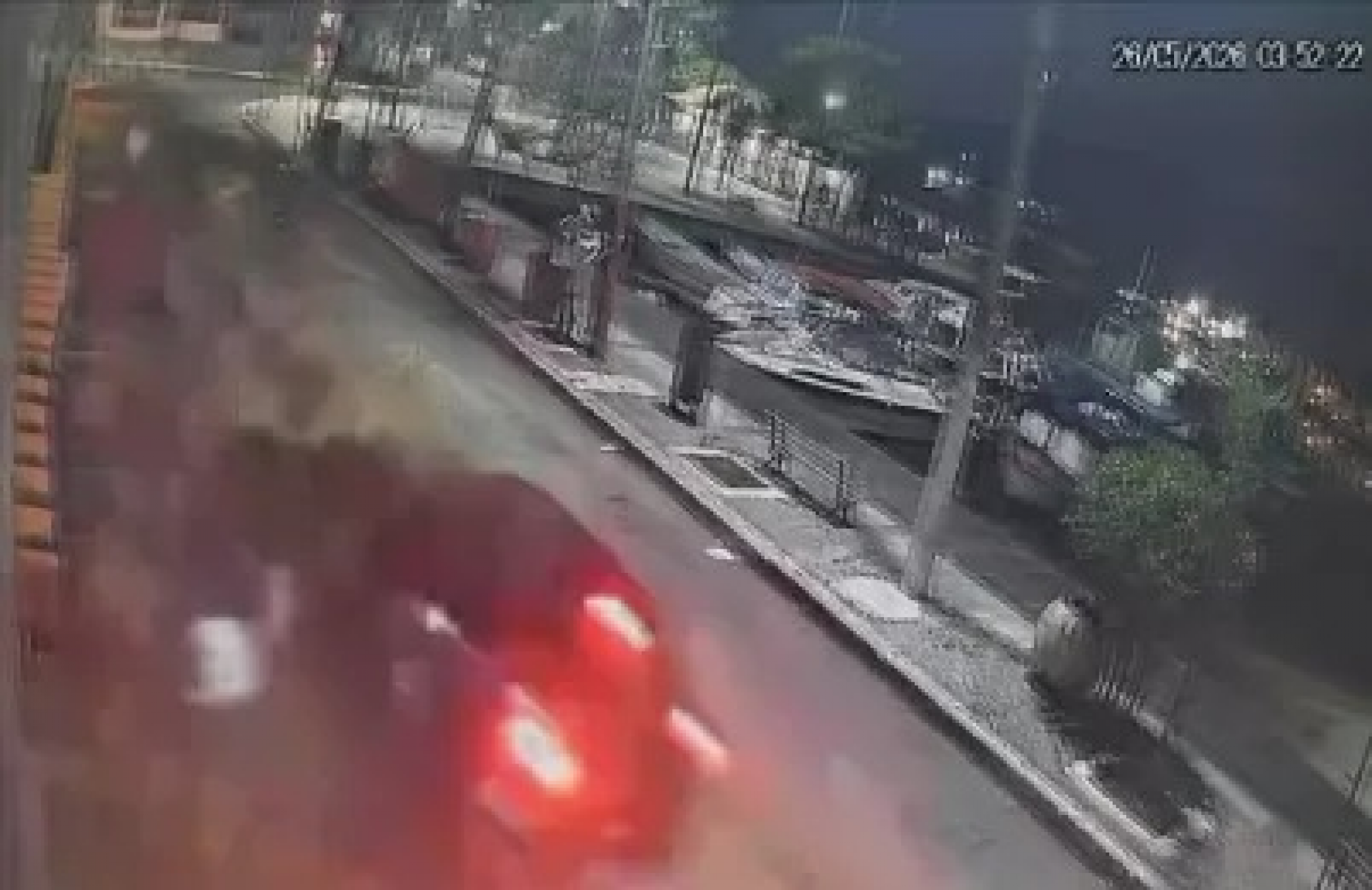Carro invade restaurante no Boulevard Canal e causa danos à estrutura