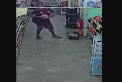 Homem é flagrado furtando carnes em supermercado e acaba preso em seguida