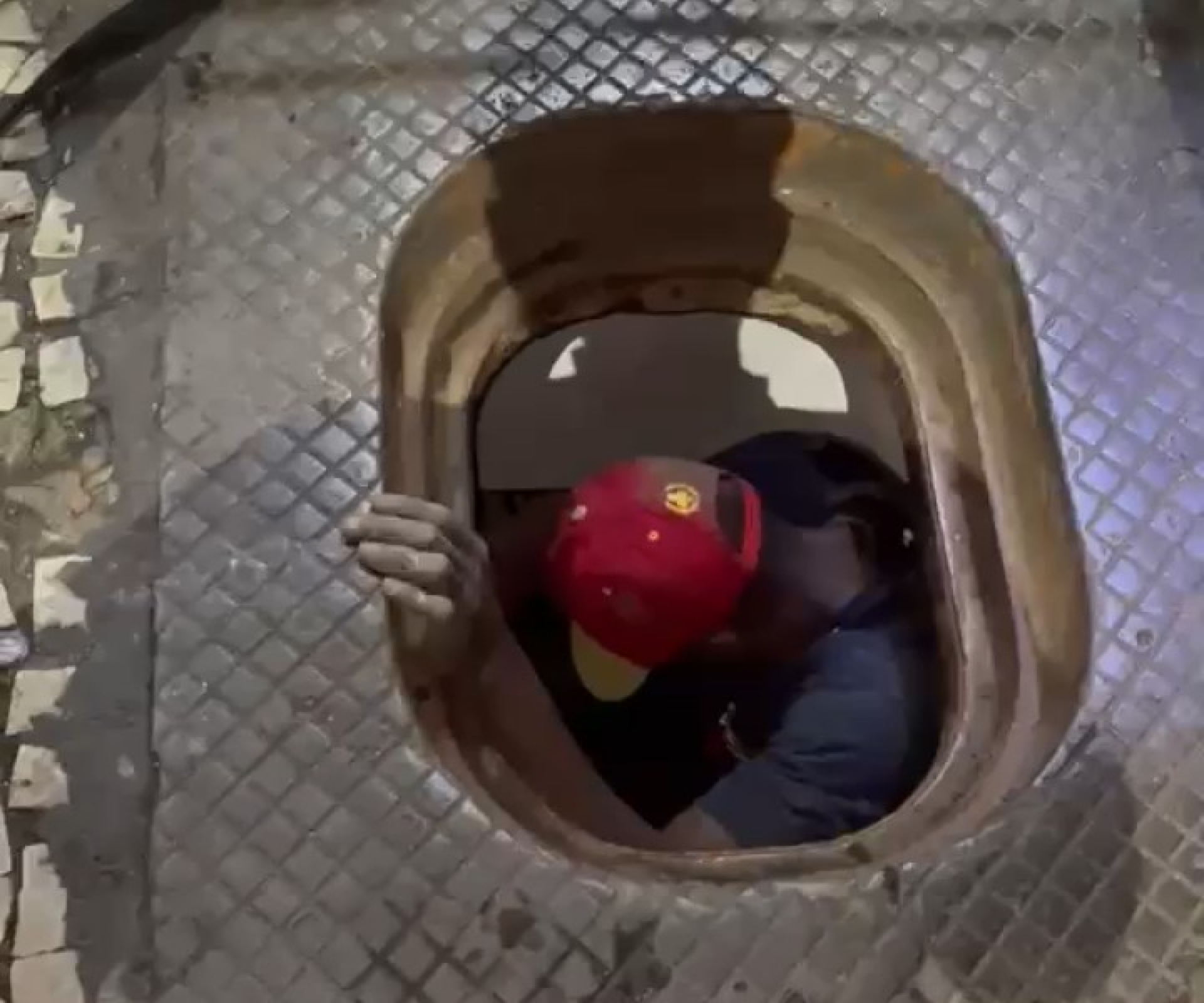 PM prende homem furtando cabos em galeria subterrânea no Centro