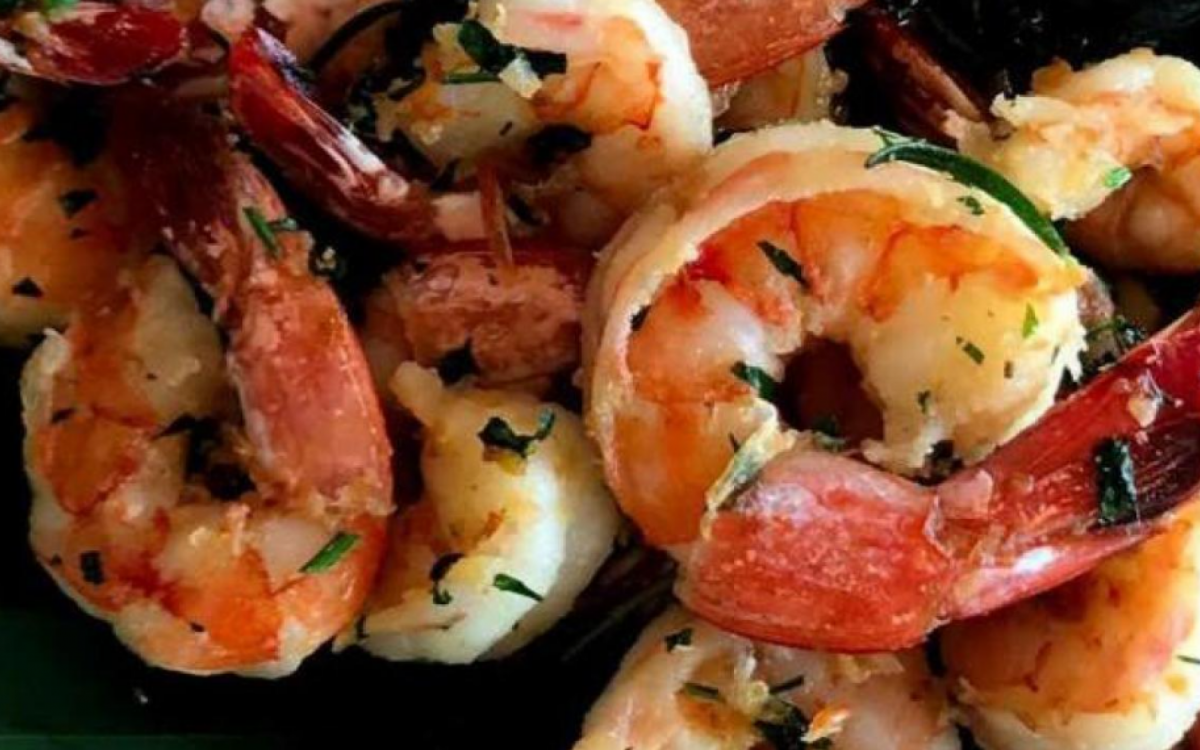 Gastronomia caiçara no festival de camarão da Ilha do Araújo