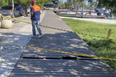 Mulher fica ferida após deck de madeira ceder às margens do Canal do Itajuru, em Cabo Frio