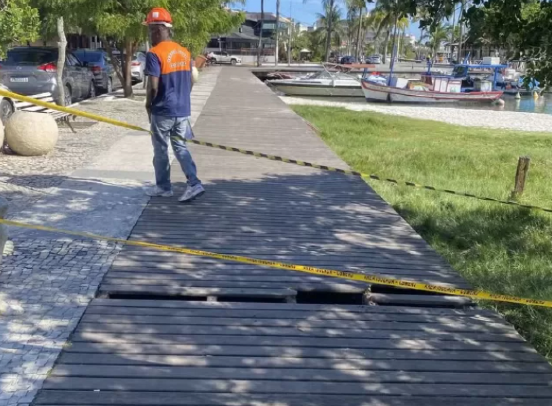 Mulher fica ferida após deck de madeira ceder às margens do Canal do Itajuru, em Cabo Frio