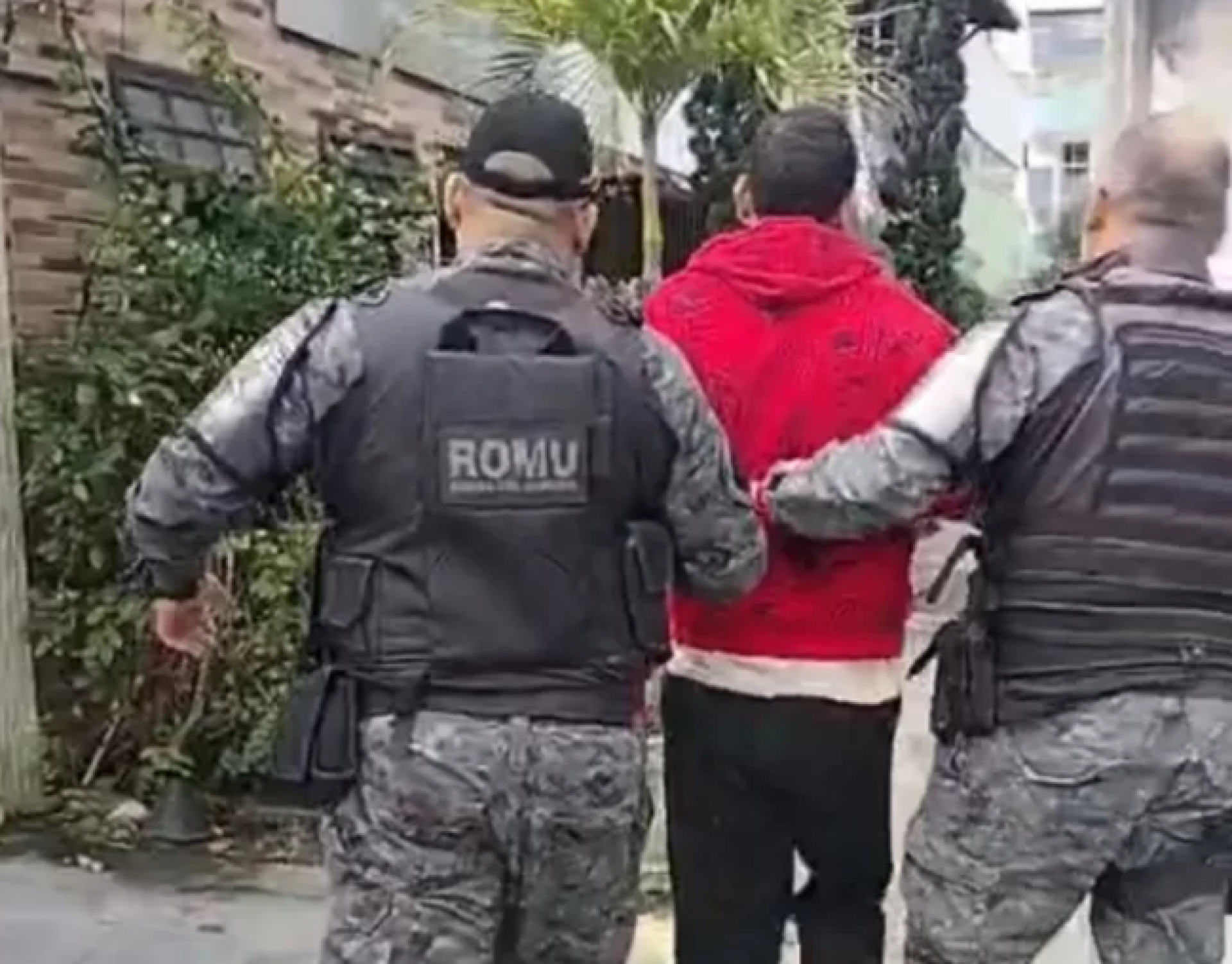 Câmera de monitoramento é danificada e acusado é detido em Arraial do Cabo