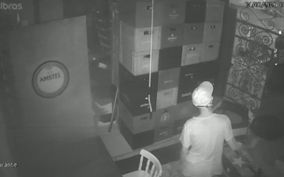 Câmeras de segurança flagraram o momento do assalto
