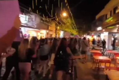 Marcha Ni Una Menos reúne mais de 300 mulheres em Búzios contra a violência de gênero
