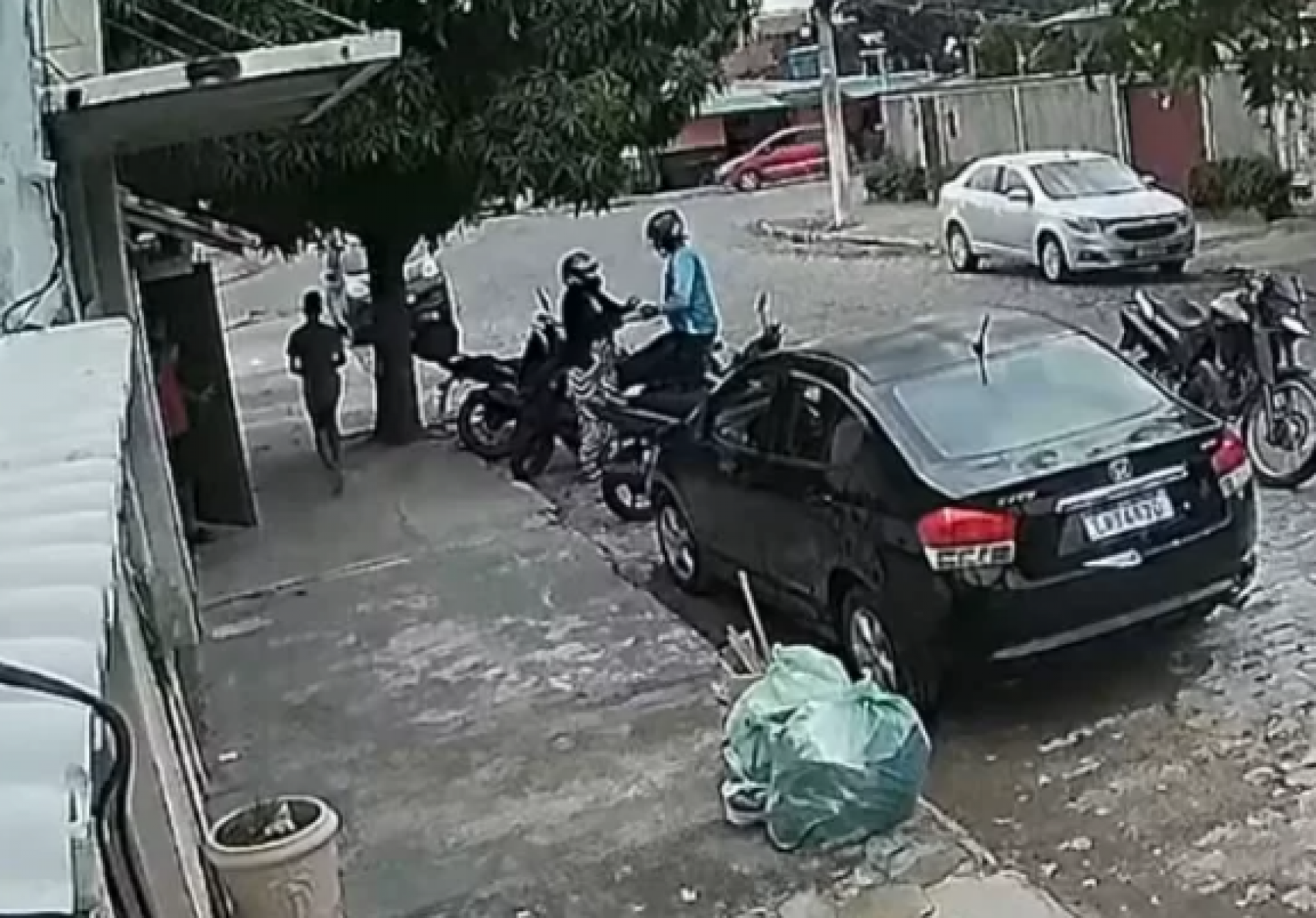 Mulher é assaltada ao chegar em casa e tem joias avaliadas em R$ 8 mil roubadas em Cabo Frio