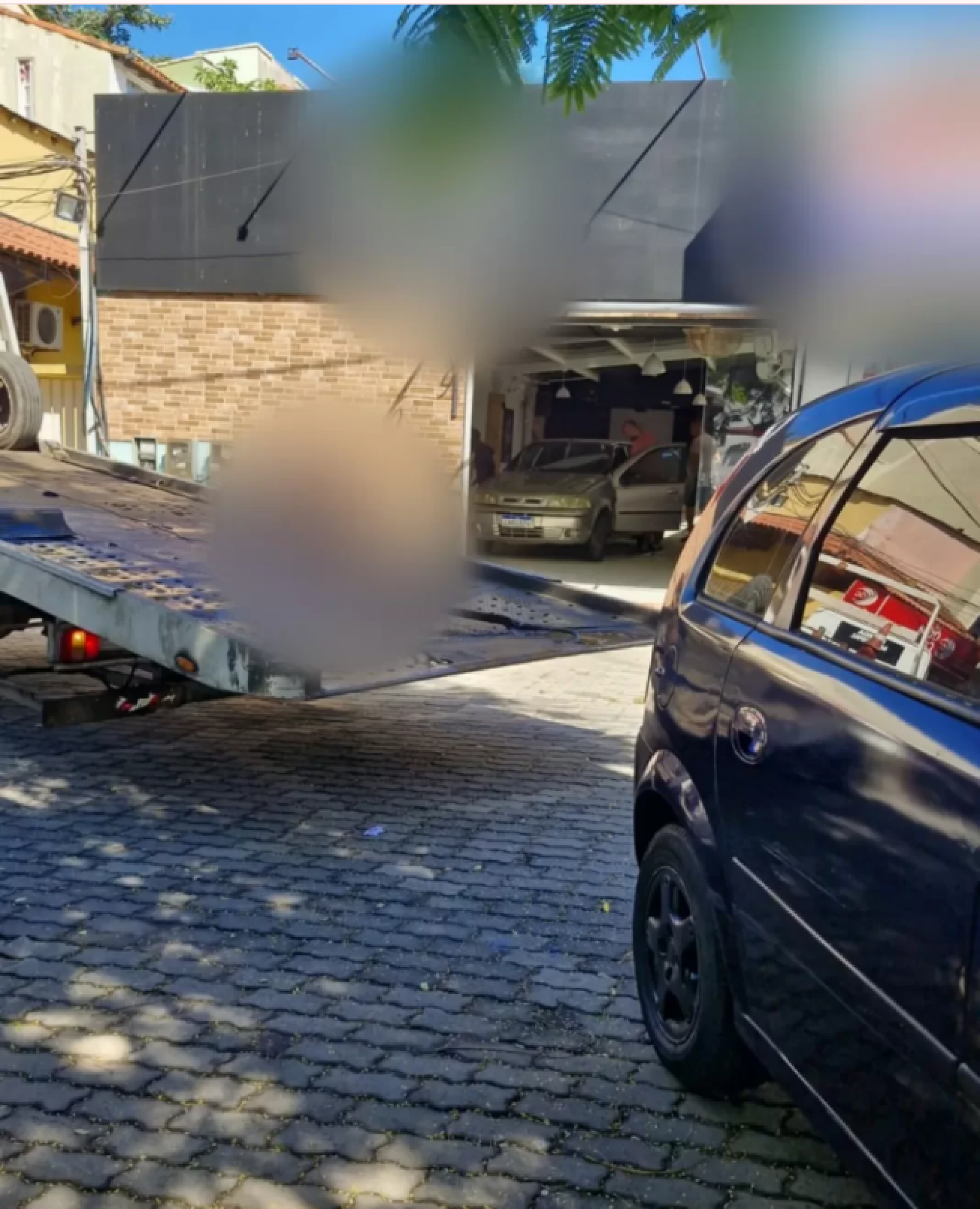 Carro desgovernado invade igreja na Praça do Guarani e assus