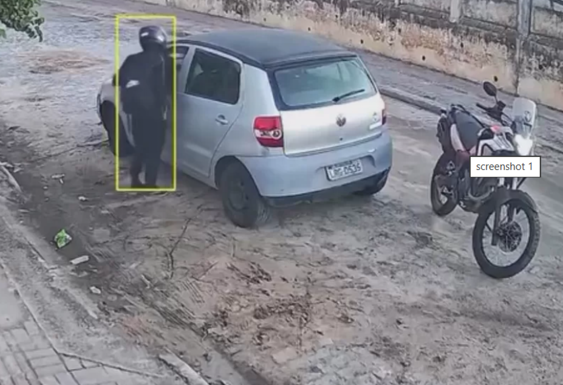 Mulher é assaltada por criminoso de moto enquanto dirigia em